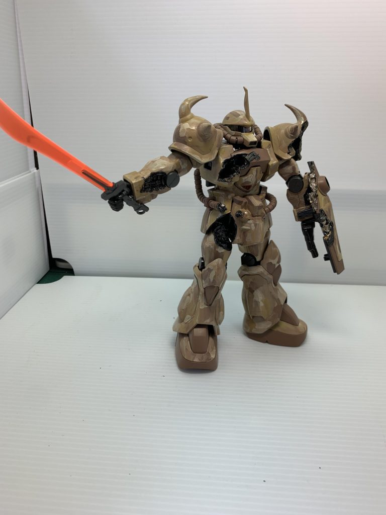 左手はフィンガーバルカンにし、ヒート・サーベルはグフのオレンジを使用しました。