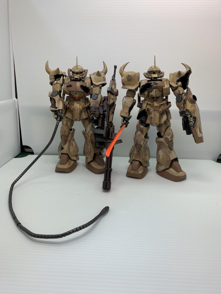 グフとグフ・カスタムを並べました。お互いの武器や装備を入れ替えました。