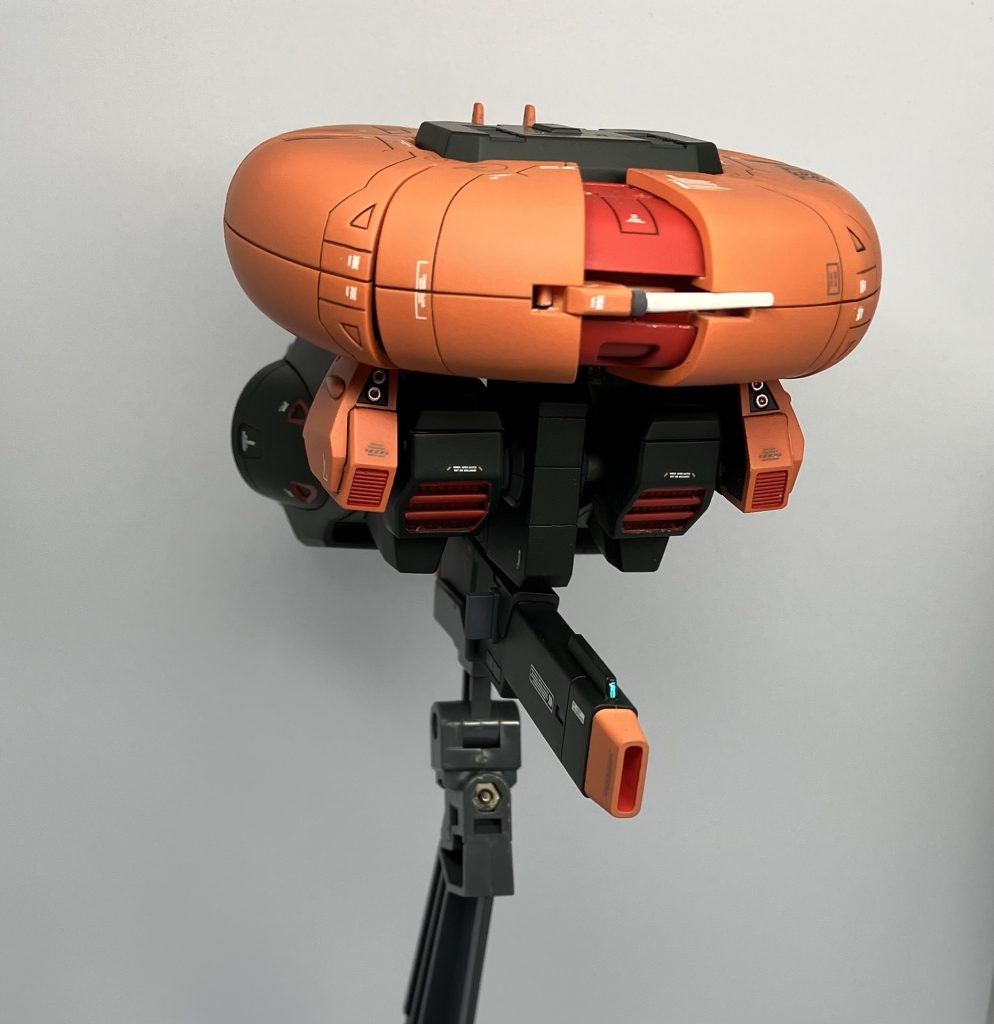 フロント塗装後の組み立て時点で各所の噛み合わせがかなり渋くなっていたので、変形は避けたかったのですがせっかくの可変MAなので変形させてみました💦予想通りですが、撮影後に各所のリペイントをする羽目になりました…