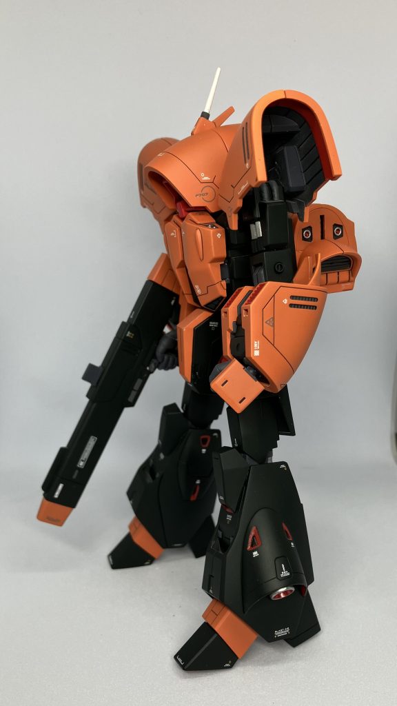 サイド各色グラデーションにするつもりだったのですが、黄色のグラデーションで上手くいかず、オレンジ色で塗り潰してしまいました💦地味ですが、肩アーマーの塗り分けがお気に入りです❗️