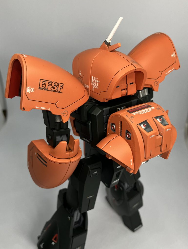 リア頭部前後のディテールを非対称で追加したのですが、変形のことをすっかり忘れておりました…