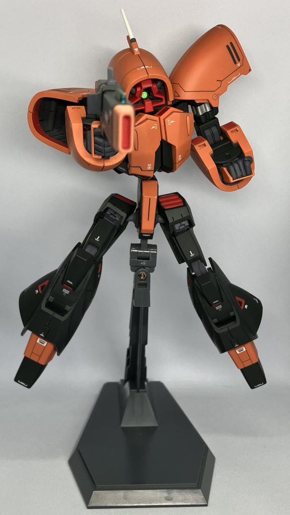 射撃ポーズ腰を捻った射撃ポーズがさせたかったので、腰部の接続部をボールジョイントに変更しています。上半身側の受け軸が緩く、散弾でも撃破されそうな腰の弱さが泣きどころです😓