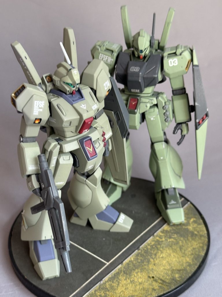 成形色仕上げのD型ジェガンと。タミヤの「灰緑色」の方が少し白っぽいですね。