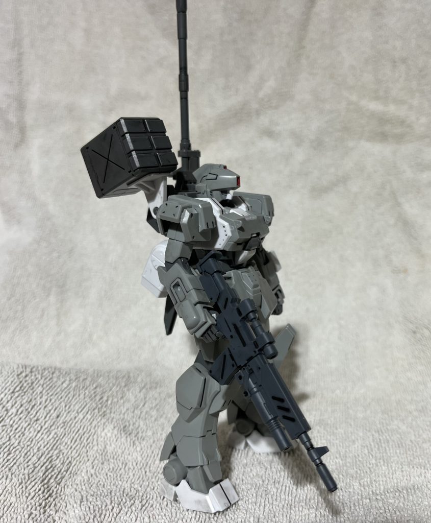 私が機動戦士ガンダムではなく「リアルロボット」というジャンルに初めて触れたのは、1997 年にプレイステーションのアーマード・コアを購入したときでした。私はすっかりメカに夢中になり、それ以来ずっとメカに夢中になっています。そして、オープニングムービーに出てくる銀色のヒーローACは、今でも私のお気に入りのデザインの一つです。Instead of Mobile Suit Gundam, my first experience with the “real robot” genre was when I bought a copy of Armored Core for the PlayStation, all the way back in 1997. I fell in love, and I’ve been obsessed with mecha ever since. And the silver hero AC from the introduction movie will always be one of my favorite designs. 