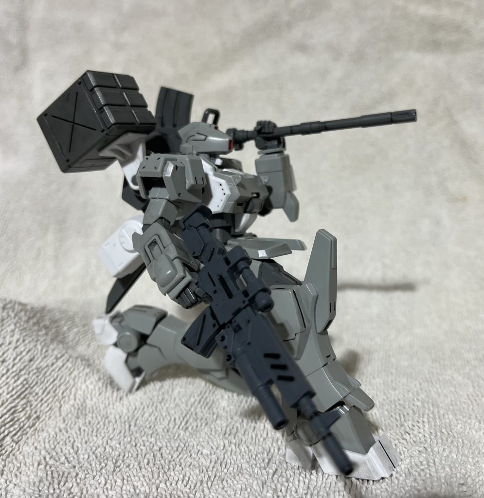 もちろん、有名なグレネードランチャーのポーズを再現する必要がありました。（RX-79[G]に付属するEFSFマシンガンが気に入らなかったので、30MM 1/144 eEXM-9 バスキーロットキットのものを流用しました。）