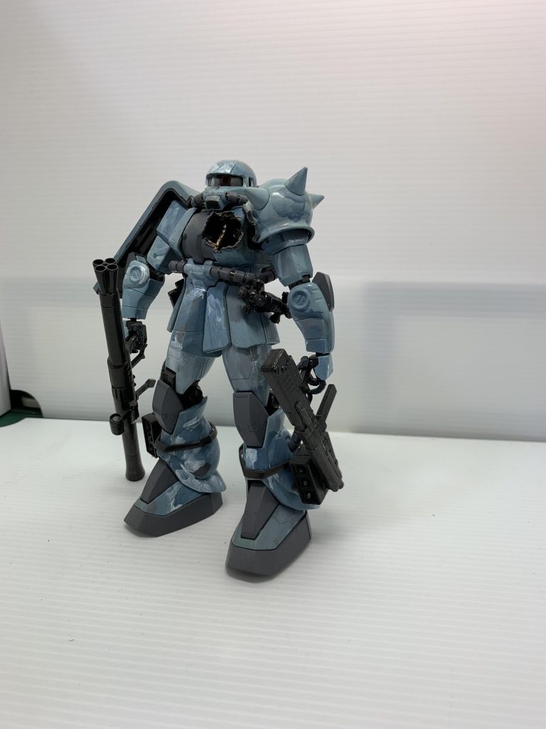 腰にクラッカー、マシンガンのマガジンを装備。