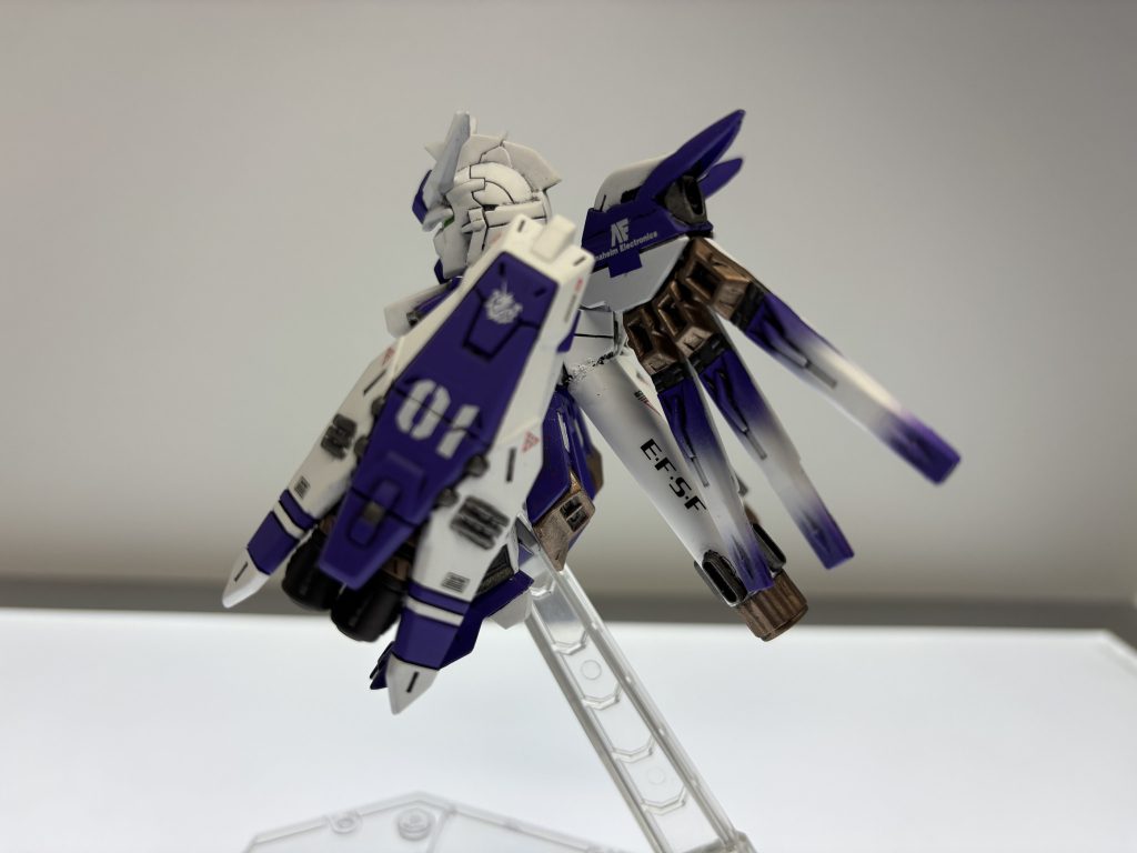 νガンダムのファンネルを分解してHi-ν仕様に改造しました。グラデーションで塗装もしてみました。