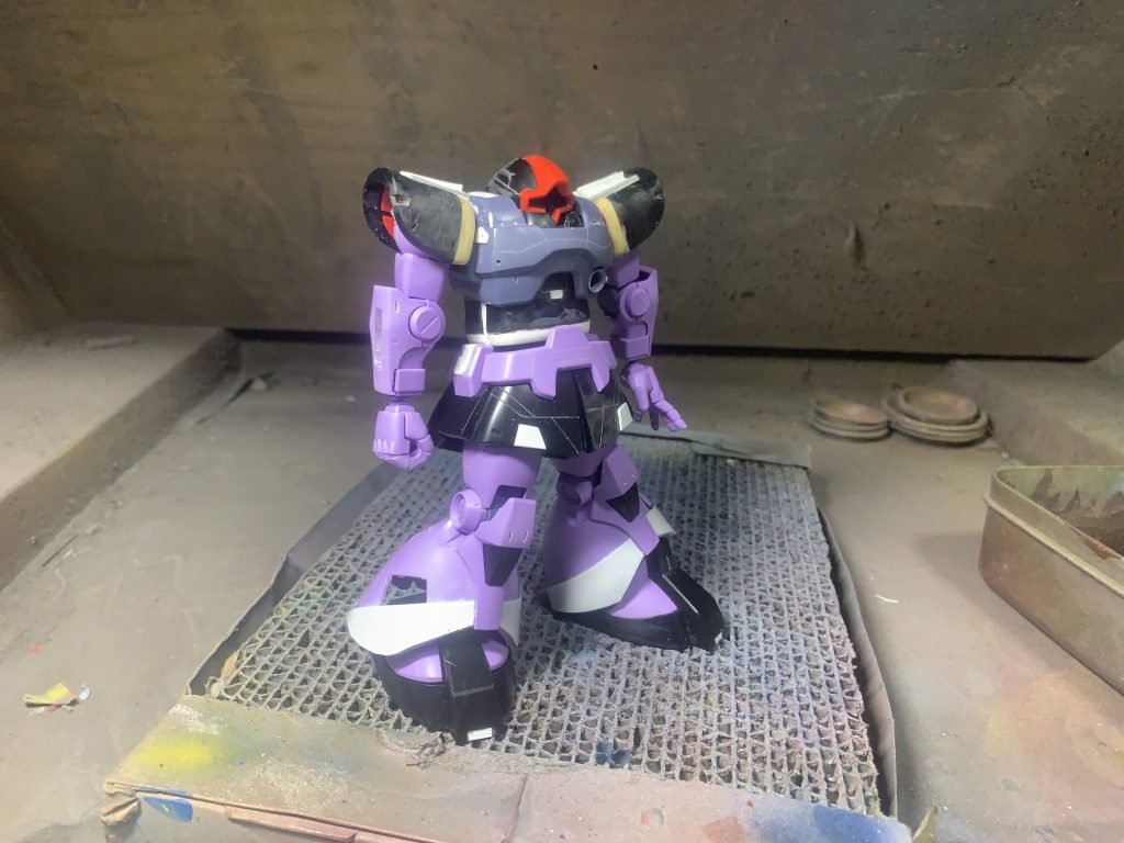 塗装前の画像。肩アーマーをエポキシパテを使って5mm延長の大型化、頭部は後ろに移動しうつむき気味に、胴体はプラバンにて3mm延長、各種プラ板、プラ棒にてディティールアップ。