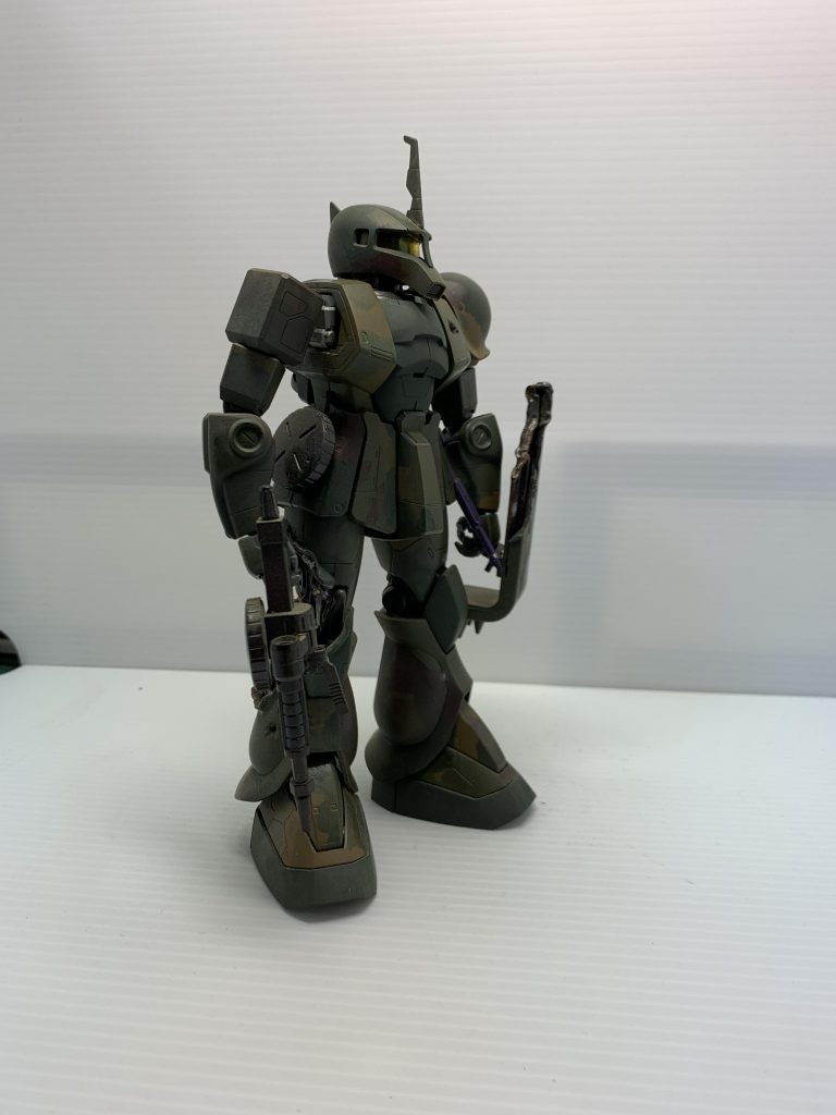 腰にはマガジンとヒートホークを搭載。