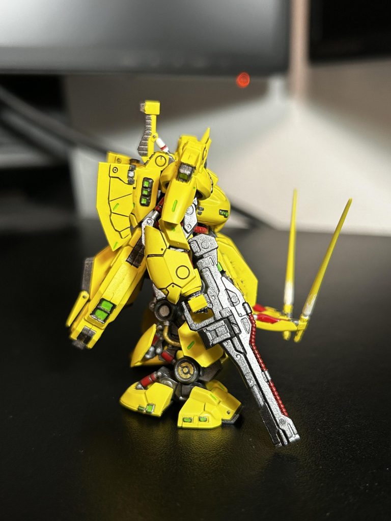 エアブラシでイエローとガンメタをベタ吹きして、あとはチマチマと筆で部分塗装です。ビームサーベルを筆で白のグラデをつけてみようと試みましたが…もう少し精進したい