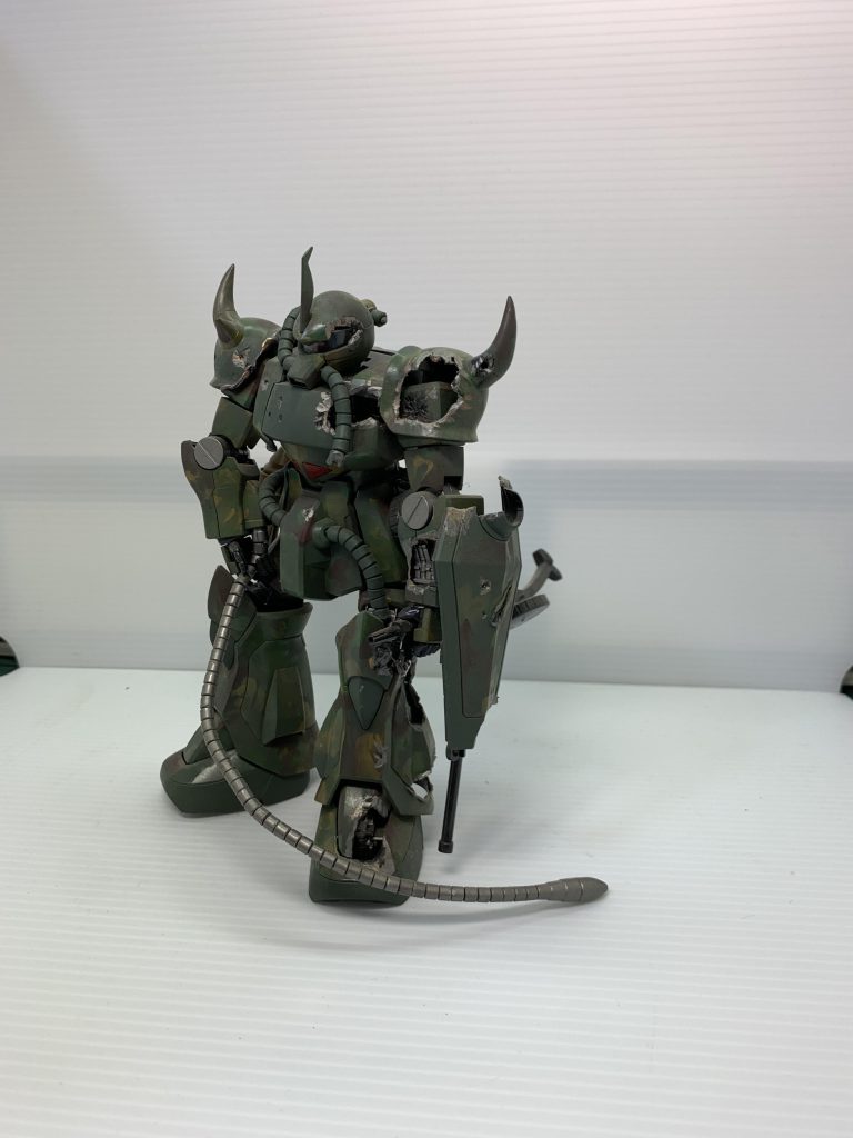 左手を握り手にし、マシンガンを持たせました。