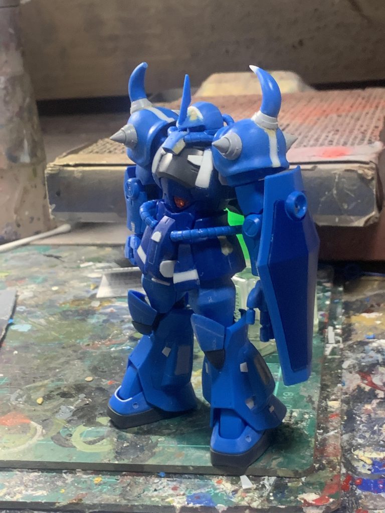 プラ板、エポパテによる目つき悪改修、口部をプラ板にて台形型に形状変化。肩アーマーをプラ棒にて大型化。スパイク部分は市販パーツとプラ棒にて先端をシャープ化＆ディティールアップ。胸周りはプラ板でボリューム追加＆ディティールアップ。腰部フロントアーマーはプラ板にて延長。各種プラ板、プラ棒、市販パーツ、スジボリ、デカールにてディティールアップしています。