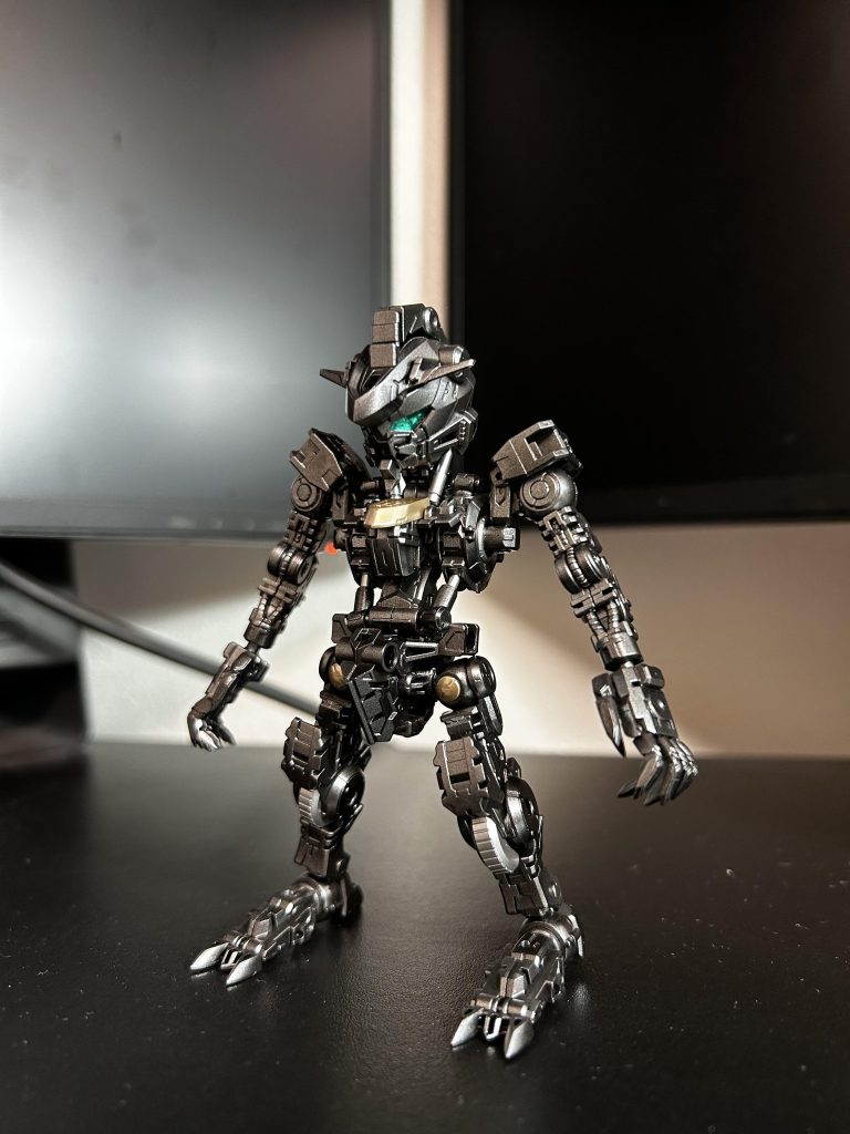 一度フレームだけは全塗装して組み上げました。鉄血シリーズはガンダムフレームだけで一度組んで楽しめるから、2度楽しみがありますね。全塗装して組んで、次に汚すのでさらに遊びの幅が増えますね。