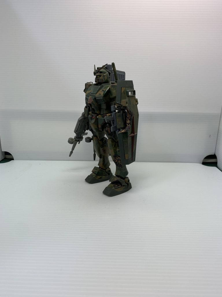 塗装は密林地帯迷彩柄です。