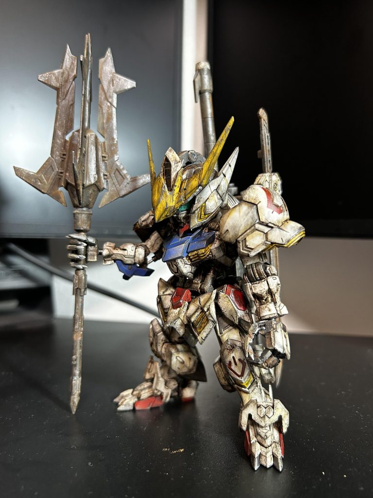 初めてのMGSDでしたが、思ったより大きめのシルエットでフレームだけでも楽しめて、外装つけてよりカッコよく、可動・ディテールもMG並みでとにかく凄かった。キットの出来と久々の汚しでとても楽しませてもらいました。ポージングのバリエーションもう少しつければ良かったかな。