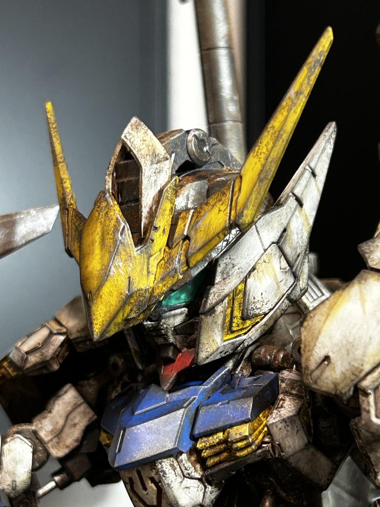 ある程度汚してはトップコート吹いてを繰り返して汚しを重ねました。アップにするとなかなかイカつくていいショットになりました。バルバトスは汚すとより映える気がします。