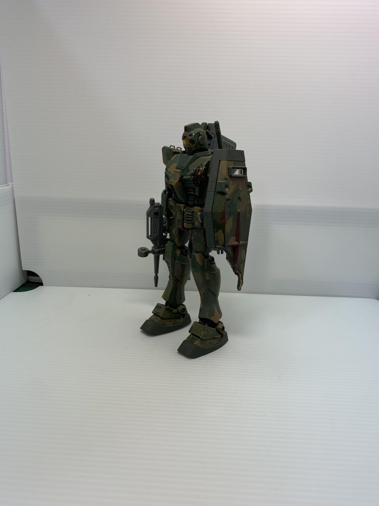 塗装は密林地帯迷彩柄です。