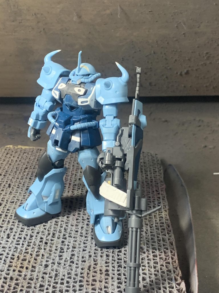胸周りを中心にプラ板で改修、口を台形型にし腰部フロントアーマーをプラ板にて延長、肩部スパイクアーマーの先端をプラ棒にてシャープ化、脚部も各所ディティールを加え、最後にスジボリとデカールでディティールアップしました。ちなみにこの時からガトリングの弾は変更しています。