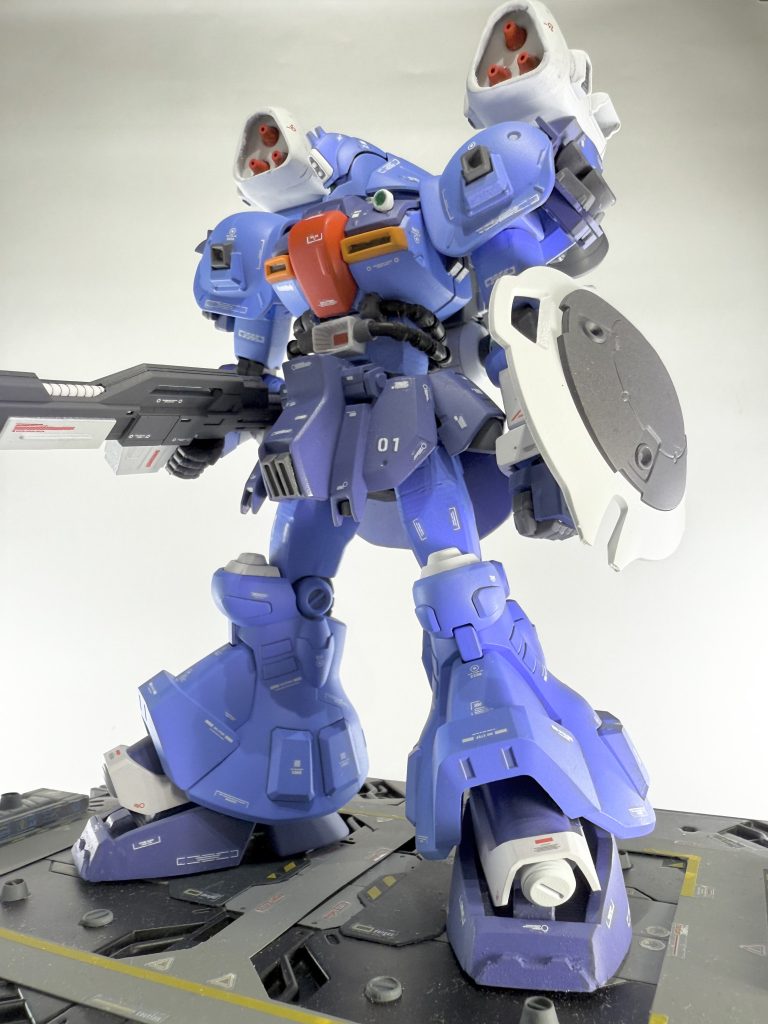 細かく塗り分けてディテールアップしようかとも思いましたが、結局デカールを貼りまくる形にしました。脚部は面積が広くデカールが貼りやすく助かりました。