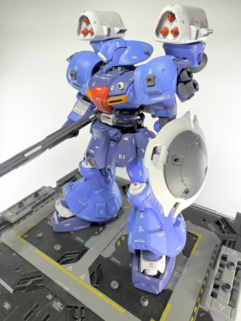 肩のミサイルは、元々マシンガン?の弾倉だったものです。ミサイルっぽく出来ていれば幸いです。