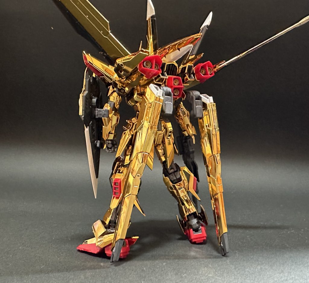 恒例の選手紹介を。金の力で運気をアップ！象徴機としてのプライドカラー！シャンパンゴールド、アカツキぞ！