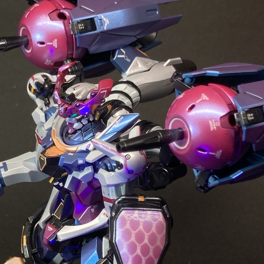 塗装について・・・ 白い部分はパールシルバーに変更、赤と青の部分はどちらもプリズムパステルチェリーピンクブルーを重ねました。黒い部分はメタルブラックです。最後にツヤありコートをかけて、ピカピカのMSにしてしまいました。 シールドは、パールシルバーの上にネット(これも100均)でマスキングして、プリズムパステルチェリーピンクブルーを吹いています。特殊な素材、あるいは特殊な表面加工をイメージしています。最後までご覧いただき、ありがとうございました。 さて,TVでは折り返しを過ぎたGQuuuuuuX、物語はどんな着地点を見せるのでしょうか?もうひとつの宇宙世紀を舞台にした目的は明らかになるのでしようか?シャアの行方は?シャロンの薔薇とは?「キラキラ」の向こう側は?まさか、全部ぶん投げて「おめでとう」「ありが・・(←やめろ!ホントにいい加減にしろ!)2025.7月 追記 最終回まで見たけど・・・フル装備Verなんて出てこないから!そっかー、機体の周りに赤い玉4つ浮かべて、口をガバッと開けてあの人のアレが出てるようにすればよかったんだなー。全く予想できませんでしたぁ(反省)