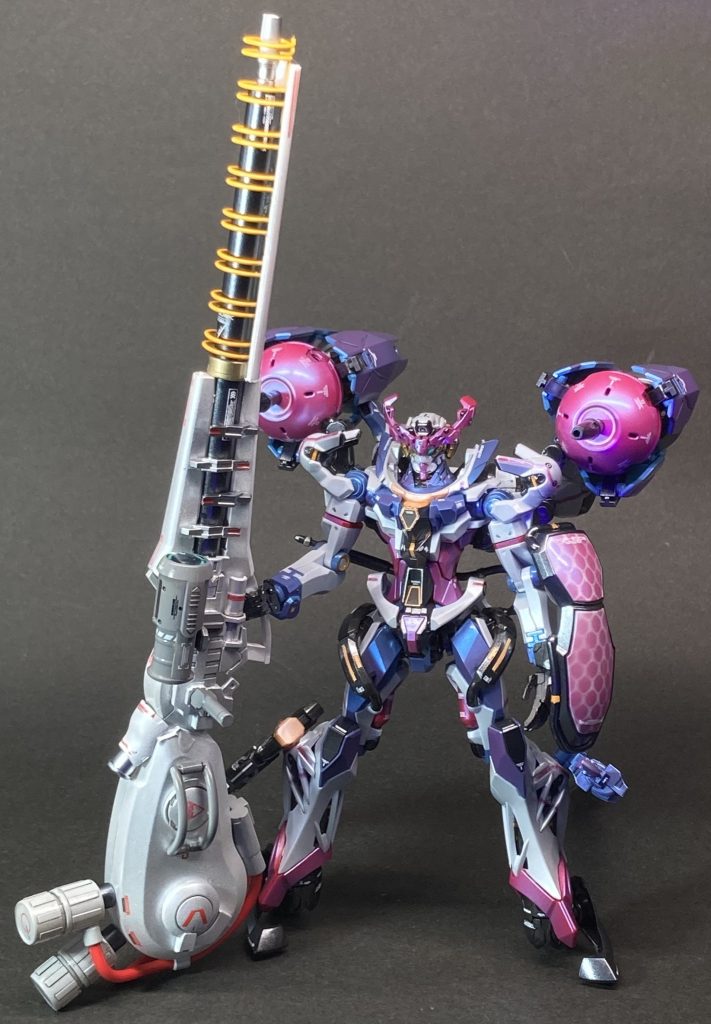 全体像は・・・ 主な追加装備は、ビット、大型ビームランチャー、刀(左側のすね)の3種。通常装備であるビームライフル(右側のすね)、ビームサーベル、アックス(腰の後ろ側)も同時に装備しています。シールドは新素材に更新されています。