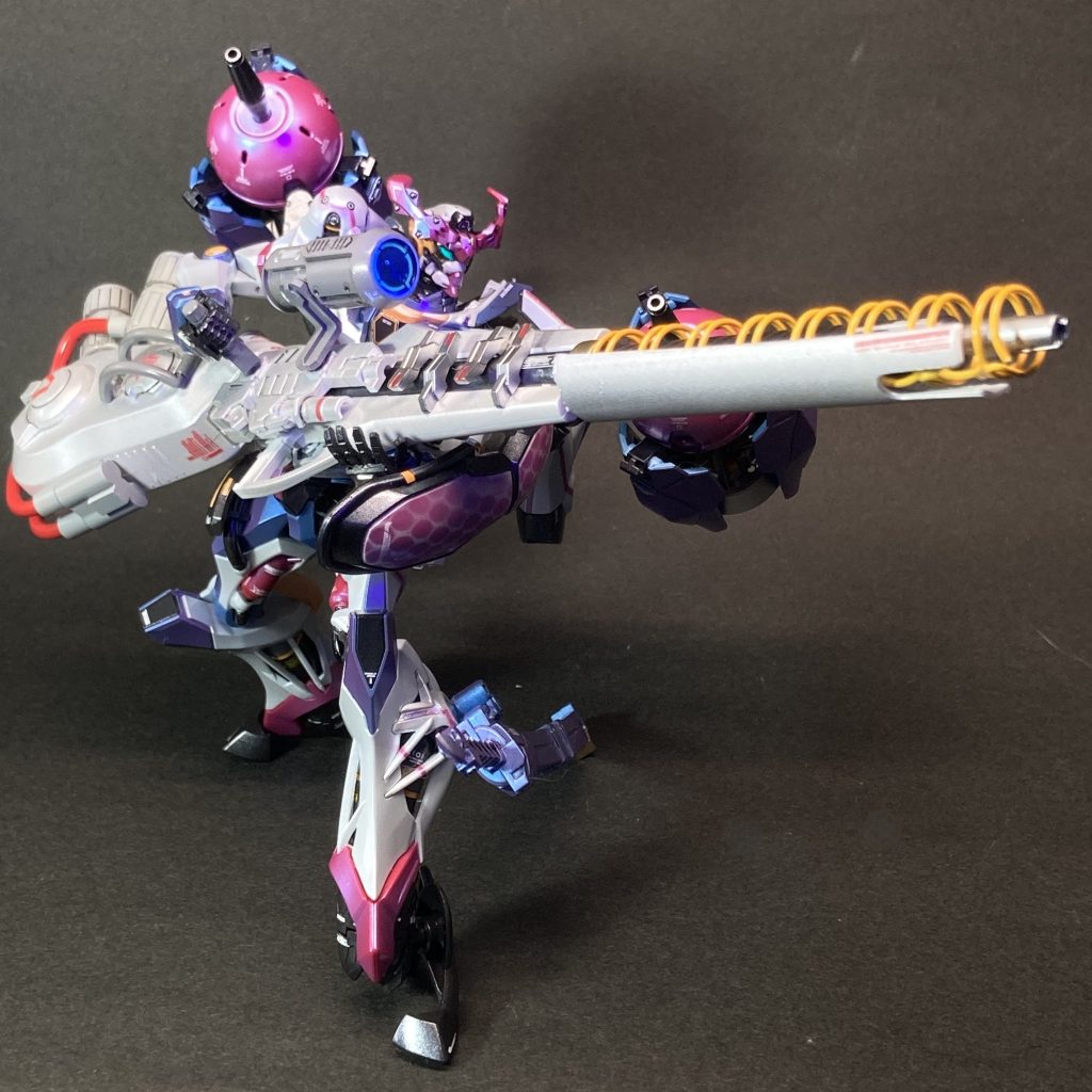 当ったれーーーーーーっ! この大型ビームランチャーは、最終決戦に向けて、ほぼ「取りあえず!」で準備されたもので、大出力を得るために艦載用メガ粒子砲に無理矢理な改造を施してジークアクスが携行できるようにした代物である。製作者曰く「すげー破壊力だが、2発目が撃てるっていう保証はできない!」 このランチャーのもととなった艦載用メガ粒子砲は、おそらくはアナハイム製だろうと言われているが、どのような非正規、非合法なルートで流出したものかは確認されていない。(・・・っていう妄想設定)