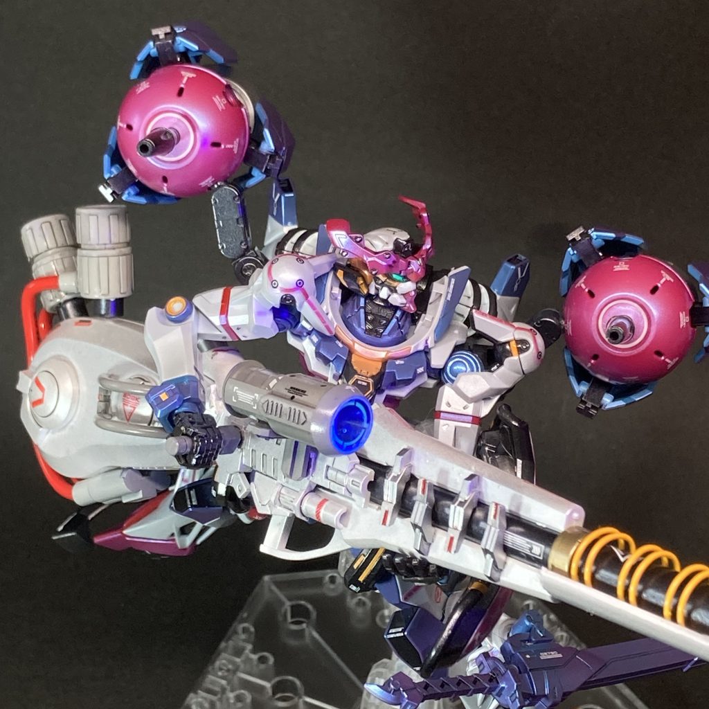 当ったれーーーーーーっ!(←そりゃあ2発目はたぶん無いからなー!) ランチャーの前方の黄色いリングは、メモ帳の紙を束ねている部分、銃床は修正テープのケース、赤いケーブルが繋がっている補助バッテリー(の、つもり)と光学照準は、化粧品携行用のケースから。いずれも100均です。あとはプラパイブとジャンクパーツからできています。照準のレンズ部分は、ダブルオー系のホイルシール+レジン+蛍光ブルーという構成で、ボワッとした光り方がお気に入りです。 ランチャーのデザインとしては、「急ごしらえの取りあえず感」と「僕たちが観てきた一年戦争デザインとはちょっと違う感」 を意識して作ったつもりです。