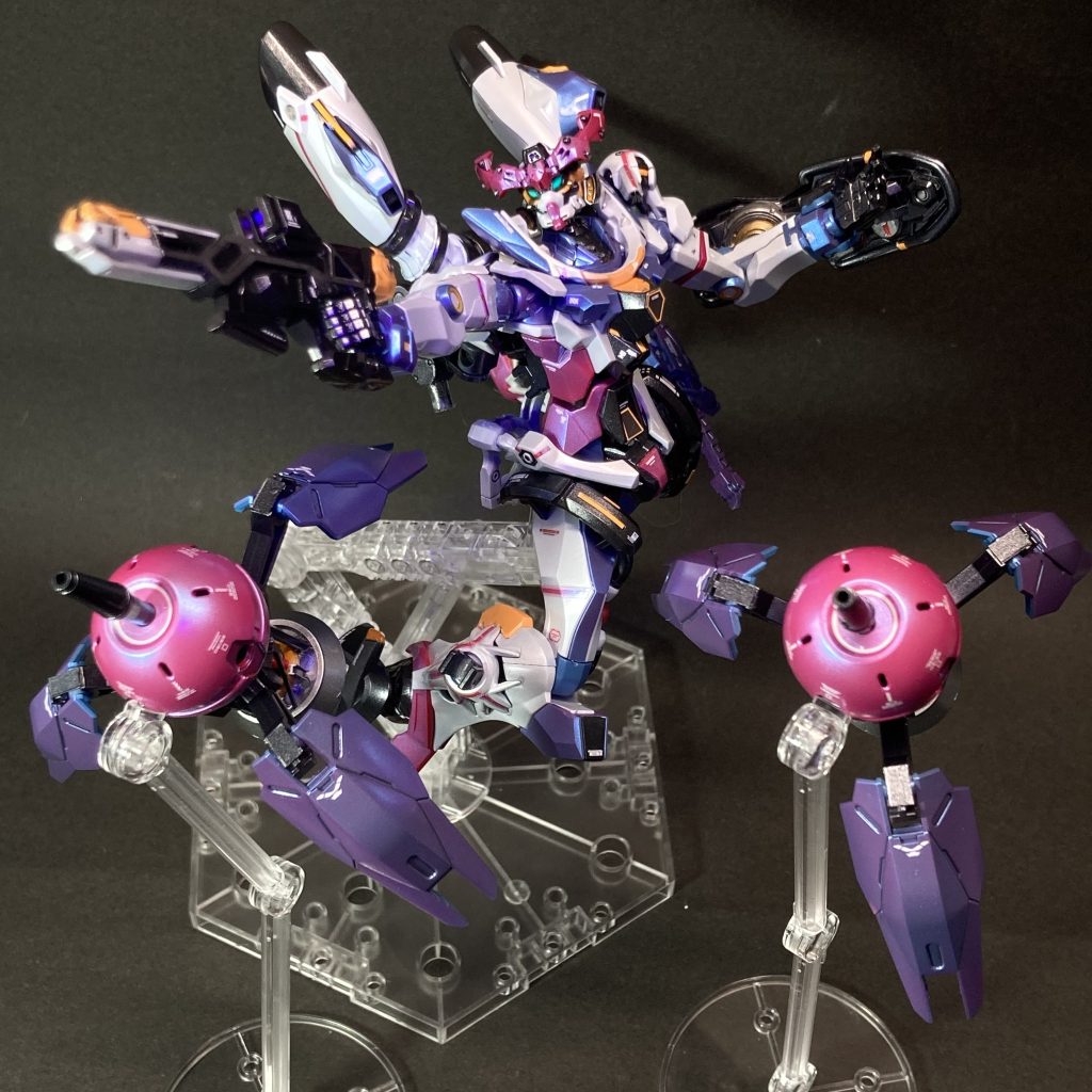 行けっ!ファンネルたち!(←それ、ビットです) 背面の追加フレームにセットされた2基のビットは、赤いガンダムに装備されたものよりさらに進化したビットである。大きな違いは、可動する3枚のフィンの存在であり、このフィンを動かすことによるAMBAC(アンバック)を併用することでより機敏な姿勢制御が可能となっている。 なお、この先進技術をポメラニアンズが単独で開発、製造できるはずもなく、ジークアクスへの実装には「グラスレー」と呼ばれる謎の組織(企業?)が関与しているとの噂があるが、真偽の程は定かではない。(・・・っていう妄想設定)