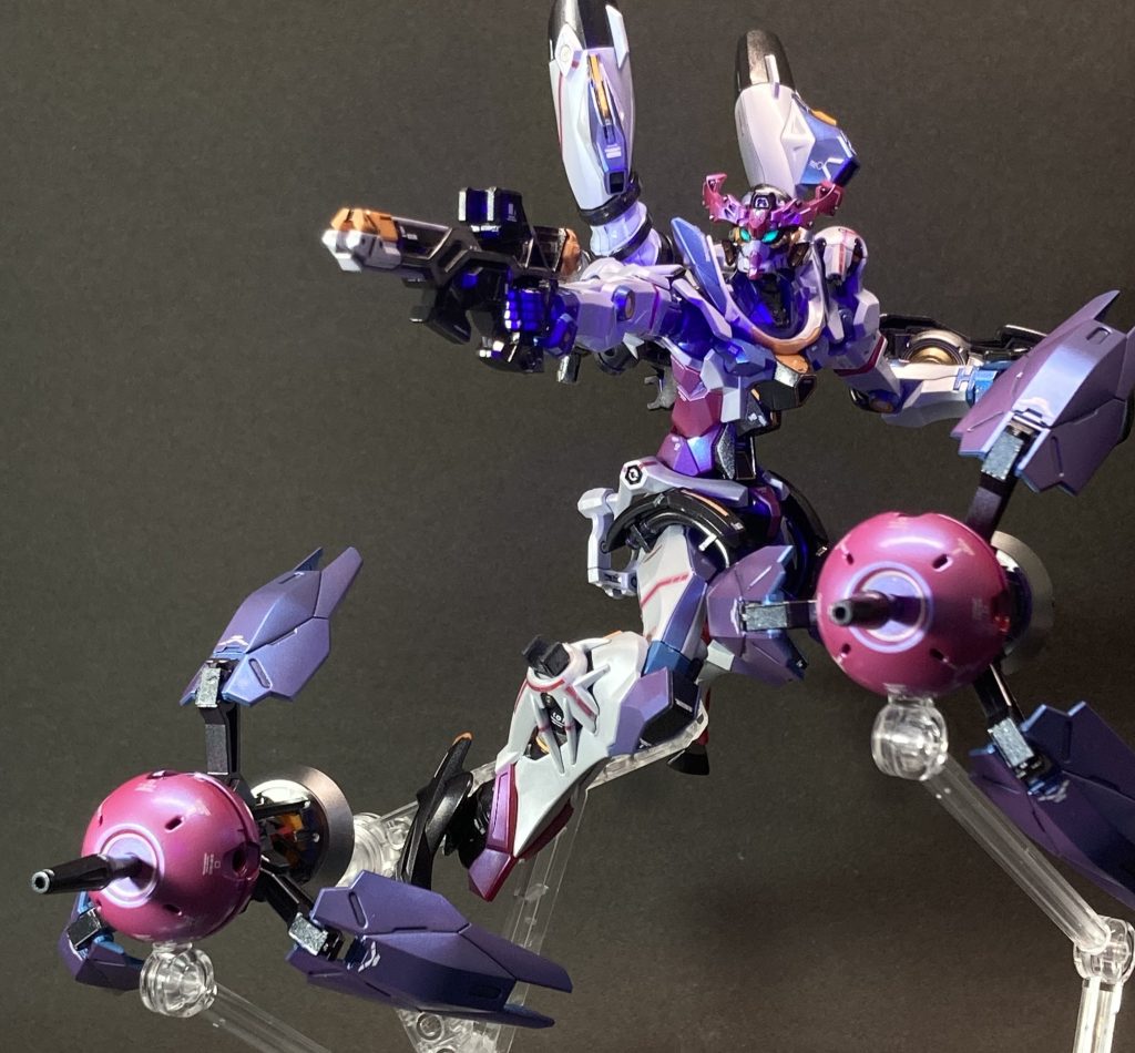 行けっ!ファンネルたち!(←だから~ビットだってば!) パーツ構成は、ビット本体はベギルベウから、フィン部分はミカエリスからの流用で、これじゃあどう見てもグラスレー社製ですよね(笑)。エンジン部分はジャンクとプラパーツです。 サザビーのファンネルのノズル周辺の外装がパカッと開くアレ、あのイメージを広げてこんなデザインにしてみました。