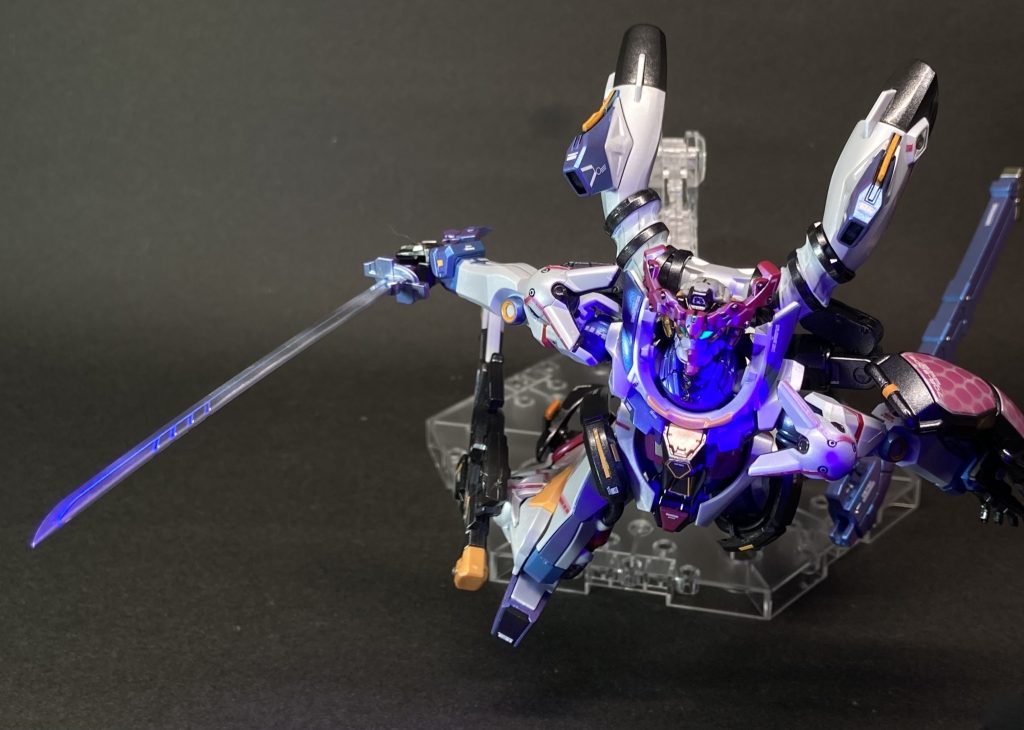 抜けば玉散る氷の・・・(←若い人には通じないよ、たぶん・・) この刀はバンダイビルダーズパーツのものをそのまま使っています。刀身には蛍光ブルーでスミ入れしました。