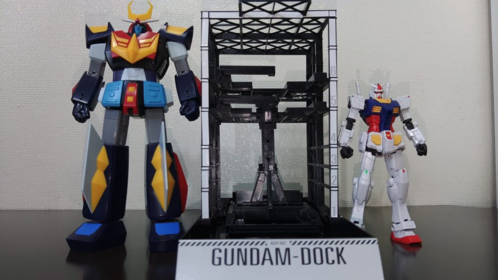 大きさはこんな感じ。1/144スケールのガンダムよりもだいぶ大きいです。ちなみに1/100スケール相当のガンプラが手元にないので似たようなサイズの「宇宙戦士バルディオス」で比較代用。極端に大きいサイズのプラモは入れません。