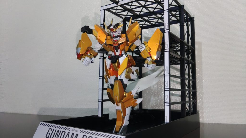 だが、そんなことは関係ないっ!!台座を外して無理やり格納だ!!でも中に入れてるガンダムガングニールは腕が大きいのでドックには入りませんでした。細い奴限定のドックって・・・。思ったより遊びづらい!!