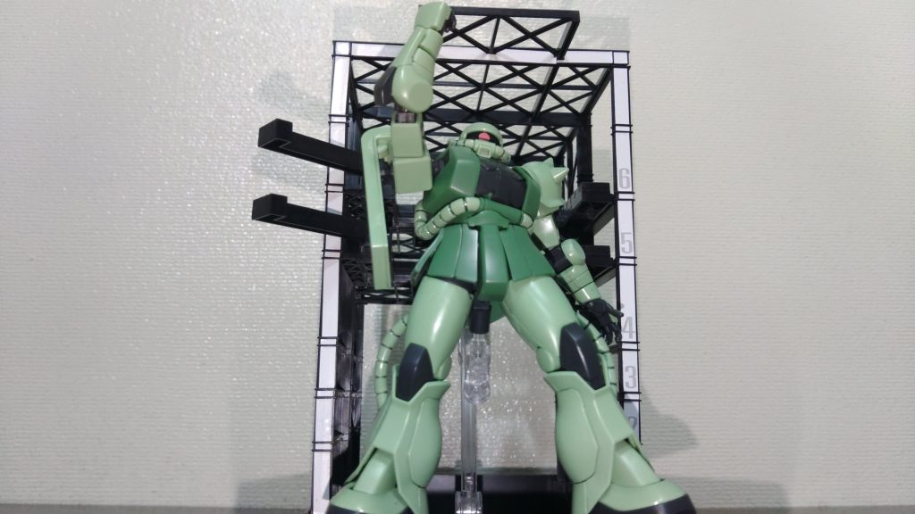 ザクも格納!いずれ動く実物大ザクも見たいです。ちなみにこのドック、ザクは肩幅が広いのでドック内に格納できません。