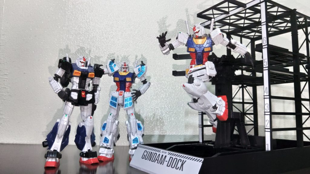 このドック自分が思ってた以上になんか遊びずらいなぁという感想をも持ったのですが、メーカーが推奨するガンプラ以外を格納することなんかまったく想定されてないのでRX-78F00系列以外で遊べないのは当然と言えば当然ですよね・・・。せめて台座の接続軸が3mm接続棒で融通の利く作りだったら良かったのに。