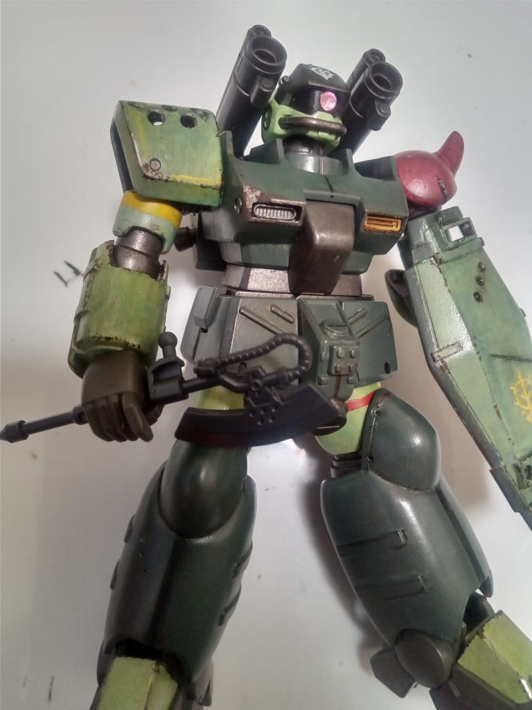 武器はザクから拝借してヒートホークを持たせてます。盾はジャンクの連邦系の盾をちょいと弄って持たせました。塗装は水性ホビーで全体を塗った後にアクリル絵の具をドライブラシっぽく薄く叩きつけるように何色か塗っています。思い付きでやってみてましたが何となく自分の中では良かったと思います。