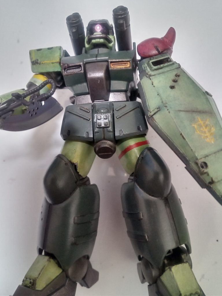 盾のジオンマークは手描きで初挑戦しましたが上手くできずでした^^;やっぱり何度も練習しないと上手くいかないですね。今回は練習も兼ねてなのでこのままにしてますがこれはこれで味と捉えてます。昔から鹵獲機仕様に憧れを持っていたので、今回思い切って挑戦できたのはとてもいい経験になりました。