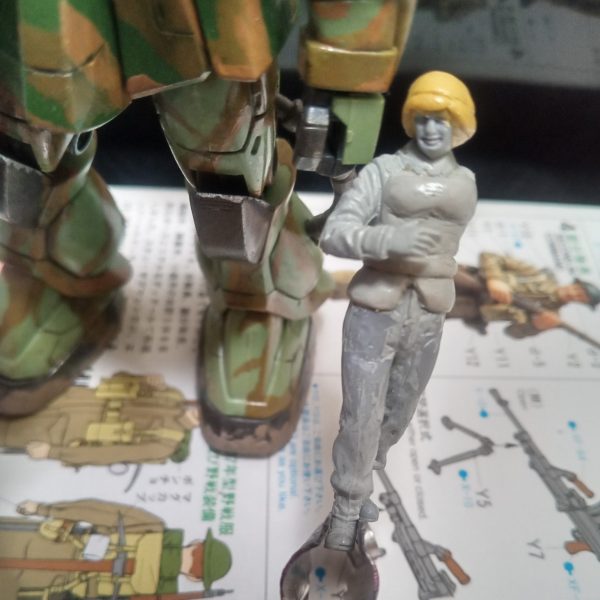 以前購入したタミヤの兵士セットを使って、ジオンの女性兵士っぽいものを作りたいなぁと弄ってます。元々パテを使っての造形は苦手中の苦手なので練習も兼ねて気軽にやろうと思います。既に帽子の形も違うし顔がどう見てもおっさんですが雰囲気だけっぽく出来ればいいかなと^^;