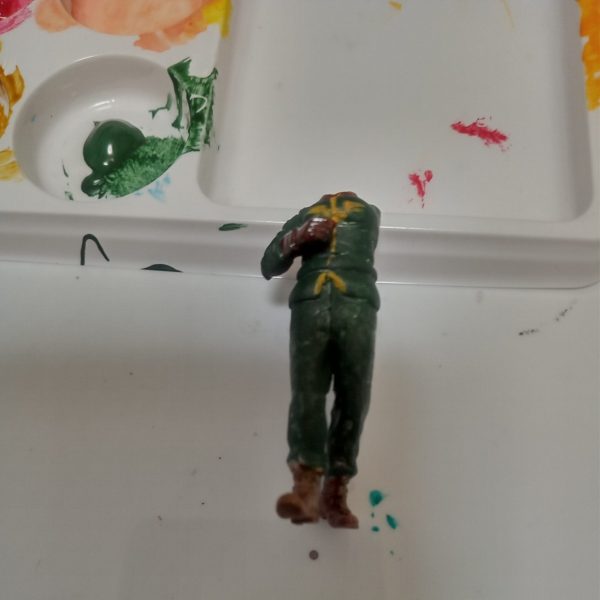 タミヤの1/35スケールの兵隊さんをジオン軍の女性兵士っぽく弄ってます。遠目で見ればジオン兵っぽく見えてきたかな〜？なかなか上手く出来ないけどこういう作業は楽しいですね。