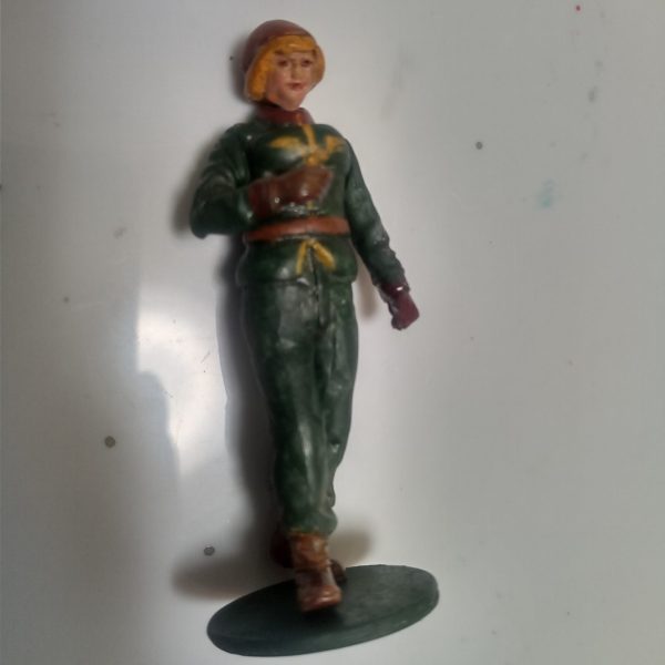タミヤの兵隊さんを弄ってジオン軍の女性兵士を作る計画。もう少しで完成です。今の自分ができる範囲で頑張って女性化してみたけど見えるかなぁ？^^;自分としてはベテラン女性パイロット感は出たかなと思ってます。(笑)そのままでは立たせられなかったので、プラバンで台座もどきを作って接着剤で固定しました。あとは色塗りの細かい部分をやって完成かな？