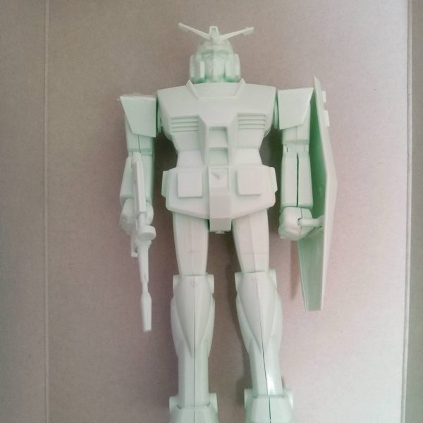 先日手に入れた旧キットのガンダムを仮組みしました。実は旧キットガンダムははじめましてで今回たまたま手に入れる機会がありウキウキで組みました。今のキットと比べるのは酷ですが、私は個人的にはフォルムはこの時点で既に完成されているなぁと感心しました。まあバリやら合わせ目の凸凹やらは中々ですが、それも含め昔のキットに触れる楽しみだと思います。しかし悩むのはどう言う感じで作るのかですね。旧キット好きなあまり過剰に弄りたくないしなんなら無塗装でも良いんじゃないかと思ったり(笑)取り敢えず合わせ目消しつつ方向性を考えていこうかなと思います。（1枚目）