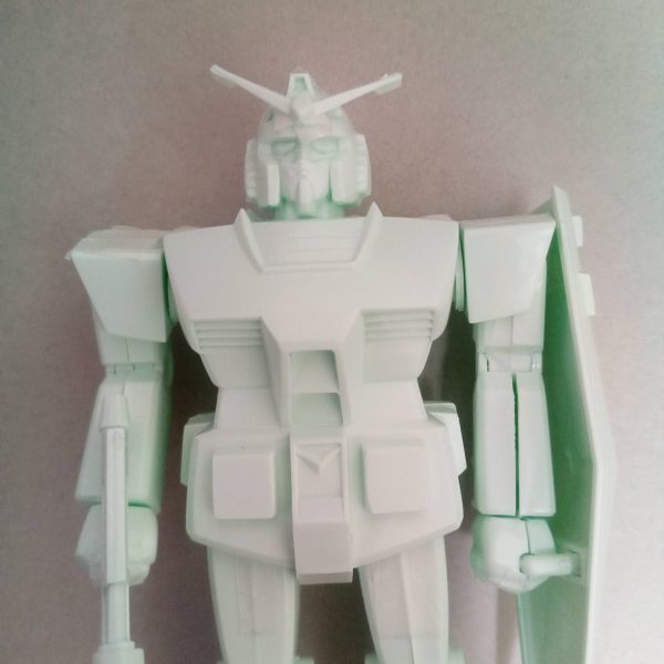 先日手に入れた旧キットのガンダムを仮組みしました。実は旧キットガンダムははじめましてで今回たまたま手に入れる機会がありウキウキで組みました。今のキットと比べるのは酷ですが、私は個人的にはフォルムはこの時点で既に完成されているなぁと感心しました。まあバリやら合わせ目の凸凹やらは中々ですが、それも含め昔のキットに触れる楽しみだと思います。しかし悩むのはどう言う感じで作るのかですね。旧キット好きなあまり過剰に弄りたくないしなんなら無塗装でも良いんじゃないかと思ったり(笑)取り敢えず合わせ目消しつつ方向性を考えていこうかなと思います。（2枚目）