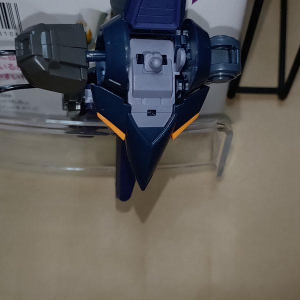 私は基本ジムの系列、ゴーグル目のMSが好きなのですが、モノアイの機体の中で唯一好きなのがギャプラン。直線的なフォルム、そして末端に行くほど膨れていくバランスが好きだった。 話は変わって、ガンダムUCではアッシマーをベースにした量産機アンクシャ、バイアランを改修したバイアランカスタムと、旧ティターンズの機体の血族が出てきました。……で、ギャプランは？　ギャプランは！？アンクシャのムーバブルバインダー？　あれっぽっちでギャプランの要素入ってますなんて認めませんよ！ という訳で、「0096前後の技術で改修されたギャプラン」の製作を決意。量産機の座をアンクシャと争ったとかそういう設定も付けたいので、使うのはなるべく連邦系の量産機、主にジェガンとリゼル。まず最初に当たったのは、胸部ブロック。細身でシャープな造形だけど、意外に横に出っ張ってて、肩のつなぎパーツなしに肩を付けようとするとぶつかってまともに動きませんので、これを切り取って、ついでに肩の周りのアーチ状の部分も削って肩を差し込みやすくしました。側面は切り取った部分を削って貼り付け。これで肩が差し込めるし動くように。（でももうちょっと削った方がいいかも）次は首。ギャプランのものは3㎜軸で、ジェガンやリゼルのものは4㎜ボール。最初は軸に手元にあった5㎜のボールを削って差し込もうかなどと色々やりましたが、紆余曲折の末結局ピンを切除して穴をあけ、市販のボールジョイントを差し込むことに。また、首を目いっぱい押し込むと首が上向きに動かない上に、ギャプランと同じく体に埋まるように配置されるので、スペーサーになるようなパーツをボールジョイントの軸にかませる。変形時はこのスペーサーを取って奥まで押し込むことで体に埋まるようにする。そうして現状がメインの絵の状態。MA形態で飛行機に生首が乗ってるという感じにならないためにはバイザーが付いたエコーズジェガンを使うしかないと思っていたので、肩や腰もジェガンのものに換装。ムーバブルシールドバインダーの代わりはリゼルのディフェンサー装備に付いてるビームキャノン付きのバインダーを利用。ウイングも付いてるので、変形後のフォルムも結構航空機っぽくなるかなと思い採用。ちなみに、ノーマルのギャプランが近所に無くて新しいキットのTR-5フライルー(ティターンズ仕様)が手に入ったので、専用ブースターは無し。でもいつかは専用ブースターも欲しいなぁ。 これからの課題は、1．股間のボールジョイントがでかくてジェガンのものとは互換性がない。そして太ももをギャプランのものにしても、今度はギャプランの太ももの膝を接続するポリキャップが太くてジェガンやリゼルのものと互換性がない。ボールを切除して新しくボールジョイントを繋ぐか、ギャプランの太ももにして膝に繋ぐ部分を改良するか。2．脛をどうしようか思案中。とりあえずリゼルのものにしようかとあてがってみたが、体のボリュームに対して脛が短い。ギャプランみたいに末広がりでボリュームのある脚部にしたいところではあるが、その前に短足になってしまうのはまずい。量産機縛りをやめてZZあたりの脚部でも使おうか……？　でも今からZZを脚部のためだけに求めるのはしんどいな。3．ギャプランの目をゴーグルっぽくするだけじゃ芸がないかなと思ってジェガンのものに変えたが、これだとあまりにジェガン過ぎる。ギャプランのアゴとかバイザーとかを切り貼りしてギャプランとのハイブリッド感が出ないかどうか試してみる。4．手持ち武器を持たせたい。そしてできればMA形態の機首に繋ぎたい。現状どういったものにするか、どう繋ぐかは完全に未定。また、ギャプランのままの背部スラスターの両脇に何かパーツを追加したい気分。（2枚目）