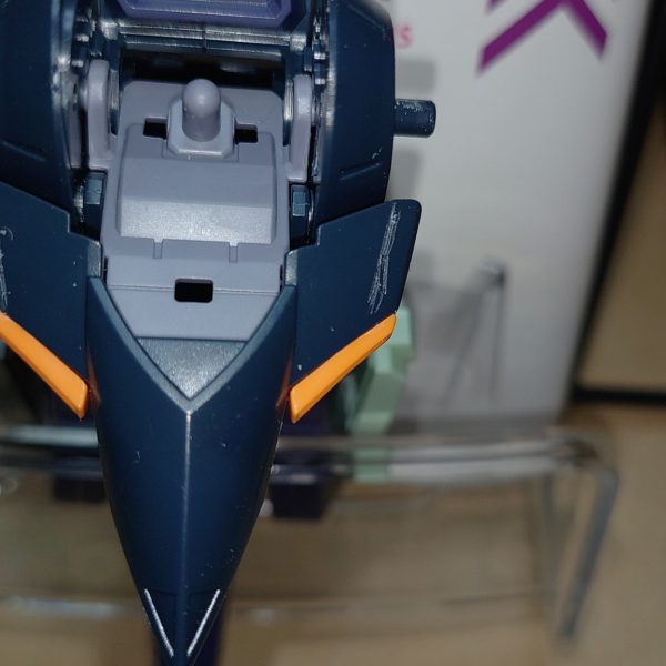 私は基本ジムの系列、ゴーグル目のMSが好きなのですが、モノアイの機体の中で唯一好きなのがギャプラン。直線的なフォルム、そして末端に行くほど膨れていくバランスが好きだった。 話は変わって、ガンダムUCではアッシマーをベースにした量産機アンクシャ、バイアランを改修したバイアランカスタムと、旧ティターンズの機体の血族が出てきました。……で、ギャプランは？　ギャプランは！？アンクシャのムーバブルバインダー？　あれっぽっちでギャプランの要素入ってますなんて認めませんよ！ という訳で、「0096前後の技術で改修されたギャプラン」の製作を決意。量産機の座をアンクシャと争ったとかそういう設定も付けたいので、使うのはなるべく連邦系の量産機、主にジェガンとリゼル。まず最初に当たったのは、胸部ブロック。細身でシャープな造形だけど、意外に横に出っ張ってて、肩のつなぎパーツなしに肩を付けようとするとぶつかってまともに動きませんので、これを切り取って、ついでに肩の周りのアーチ状の部分も削って肩を差し込みやすくしました。側面は切り取った部分を削って貼り付け。これで肩が差し込めるし動くように。（でももうちょっと削った方がいいかも）次は首。ギャプランのものは3㎜軸で、ジェガンやリゼルのものは4㎜ボール。最初は軸に手元にあった5㎜のボールを削って差し込もうかなどと色々やりましたが、紆余曲折の末結局ピンを切除して穴をあけ、市販のボールジョイントを差し込むことに。また、首を目いっぱい押し込むと首が上向きに動かない上に、ギャプランと同じく体に埋まるように配置されるので、スペーサーになるようなパーツをボールジョイントの軸にかませる。変形時はこのスペーサーを取って奥まで押し込むことで体に埋まるようにする。そうして現状がメインの絵の状態。MA形態で飛行機に生首が乗ってるという感じにならないためにはバイザーが付いたエコーズジェガンを使うしかないと思っていたので、肩や腰もジェガンのものに換装。ムーバブルシールドバインダーの代わりはリゼルのディフェンサー装備に付いてるビームキャノン付きのバインダーを利用。ウイングも付いてるので、変形後のフォルムも結構航空機っぽくなるかなと思い採用。ちなみに、ノーマルのギャプランが近所に無くて新しいキットのTR-5フライルー(ティターンズ仕様)が手に入ったので、専用ブースターは無し。でもいつかは専用ブースターも欲しいなぁ。 これからの課題は、1．股間のボールジョイントがでかくてジェガンのものとは互換性がない。そして太ももをギャプランのものにしても、今度はギャプランの太ももの膝を接続するポリキャップが太くてジェガンやリゼルのものと互換性がない。ボールを切除して新しくボールジョイントを繋ぐか、ギャプランの太ももにして膝に繋ぐ部分を改良するか。2．脛をどうしようか思案中。とりあえずリゼルのものにしようかとあてがってみたが、体のボリュームに対して脛が短い。ギャプランみたいに末広がりでボリュームのある脚部にしたいところではあるが、その前に短足になってしまうのはまずい。量産機縛りをやめてZZあたりの脚部でも使おうか……？　でも今からZZを脚部のためだけに求めるのはしんどいな。3．ギャプランの目をゴーグルっぽくするだけじゃ芸がないかなと思ってジェガンのものに変えたが、これだとあまりにジェガン過ぎる。ギャプランのアゴとかバイザーとかを切り貼りしてギャプランとのハイブリッド感が出ないかどうか試してみる。4．手持ち武器を持たせたい。そしてできればMA形態の機首に繋ぎたい。現状どういったものにするか、どう繋ぐかは完全に未定。また、ギャプランのままの背部スラスターの両脇に何かパーツを追加したい気分。（3枚目）