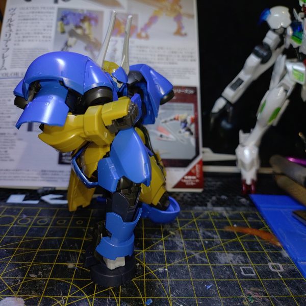 30ММやメガミデバイスに浮気(？)し終わったのでパチ組放置してた一番くじ産ルプスレクス君を改造してマス。大剣スタンド君からパーツを強奪ったり太腿や肩を延長してみたり踵のパイルバンカーを伸縮式にしてみたり。ヒョロっちぃサブアーム内蔵するより武器仕込んだ方がエエやろとパイルバンカー仕込んだり。GW中も相変わらずの低進捗速度···さてさて完成はいつになるやらwww（2枚目）