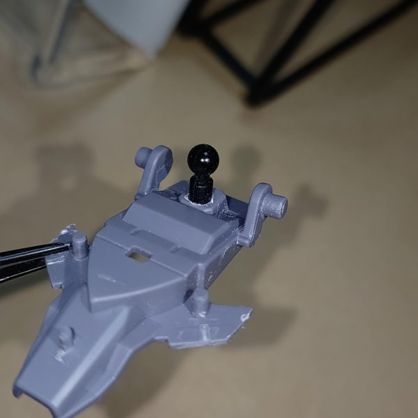 私は基本ジムの系列、ゴーグル目のMSが好きなのですが、モノアイの機体の中で唯一好きなのがギャプラン。直線的なフォルム、そして末端に行くほど膨れていくバランスが好きだった。 話は変わって、ガンダムUCではアッシマーをベースにした量産機アンクシャ、バイアランを改修したバイアランカスタムと、旧ティターンズの機体の血族が出てきました。……で、ギャプランは？　ギャプランは！？アンクシャのムーバブルバインダー？　あれっぽっちでギャプランの要素入ってますなんて認めませんよ！ という訳で、「0096前後の技術で改修されたギャプラン」の製作を決意。量産機の座をアンクシャと争ったとかそういう設定も付けたいので、使うのはなるべく連邦系の量産機、主にジェガンとリゼル。まず最初に当たったのは、胸部ブロック。細身でシャープな造形だけど、意外に横に出っ張ってて、肩のつなぎパーツなしに肩を付けようとするとぶつかってまともに動きませんので、これを切り取って、ついでに肩の周りのアーチ状の部分も削って肩を差し込みやすくしました。側面は切り取った部分を削って貼り付け。これで肩が差し込めるし動くように。（でももうちょっと削った方がいいかも）次は首。ギャプランのものは3㎜軸で、ジェガンやリゼルのものは4㎜ボール。最初は軸に手元にあった5㎜のボールを削って差し込もうかなどと色々やりましたが、紆余曲折の末結局ピンを切除して穴をあけ、市販のボールジョイントを差し込むことに。また、首を目いっぱい押し込むと首が上向きに動かない上に、ギャプランと同じく体に埋まるように配置されるので、スペーサーになるようなパーツをボールジョイントの軸にかませる。変形時はこのスペーサーを取って奥まで押し込むことで体に埋まるようにする。そうして現状がメインの絵の状態。MA形態で飛行機に生首が乗ってるという感じにならないためにはバイザーが付いたエコーズジェガンを使うしかないと思っていたので、肩や腰もジェガンのものに換装。ムーバブルシールドバインダーの代わりはリゼルのディフェンサー装備に付いてるビームキャノン付きのバインダーを利用。ウイングも付いてるので、変形後のフォルムも結構航空機っぽくなるかなと思い採用。ちなみに、ノーマルのギャプランが近所に無くて新しいキットのTR-5フライルー(ティターンズ仕様)が手に入ったので、専用ブースターは無し。でもいつかは専用ブースターも欲しいなぁ。 これからの課題は、1．股間のボールジョイントがでかくてジェガンのものとは互換性がない。そして太ももをギャプランのものにしても、今度はギャプランの太ももの膝を接続するポリキャップが太くてジェガンやリゼルのものと互換性がない。ボールを切除して新しくボールジョイントを繋ぐか、ギャプランの太ももにして膝に繋ぐ部分を改良するか。2．脛をどうしようか思案中。とりあえずリゼルのものにしようかとあてがってみたが、体のボリュームに対して脛が短い。ギャプランみたいに末広がりでボリュームのある脚部にしたいところではあるが、その前に短足になってしまうのはまずい。量産機縛りをやめてZZあたりの脚部でも使おうか……？　でも今からZZを脚部のためだけに求めるのはしんどいな。3．ギャプランの目をゴーグルっぽくするだけじゃ芸がないかなと思ってジェガンのものに変えたが、これだとあまりにジェガン過ぎる。ギャプランのアゴとかバイザーとかを切り貼りしてギャプランとのハイブリッド感が出ないかどうか試してみる。4．手持ち武器を持たせたい。そしてできればMA形態の機首に繋ぎたい。現状どういったものにするか、どう繋ぐかは完全に未定。また、ギャプランのままの背部スラスターの両脇に何かパーツを追加したい気分。（5枚目）