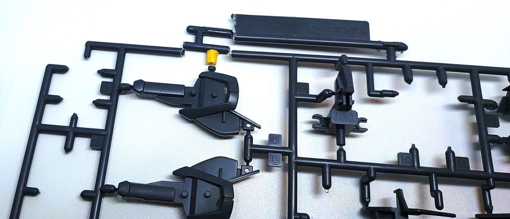 劇中は盾を手持ちさせたり前腕マウントさせたりするのですが1/144ではなかなか手持ちさせるための取っ手が付かないのが残念です。今回はCランナー(流用の多いランナー)に適切な形の箇所があるため、ここを切り出して適宜削ったりプラ板貼ったりします。