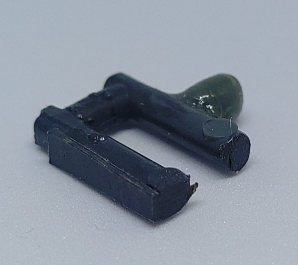 取っ手はどうせ見えない箇所なんでテキトーですwランナーが丸くそのままでは持たせるとすべるためプラ板を貼ります。ダガーの盾はポリキャップ非使用なので接続部を太らせる手間がかかります。そしてファントムグレーを塗る。ファントムグレーは七難隠す。