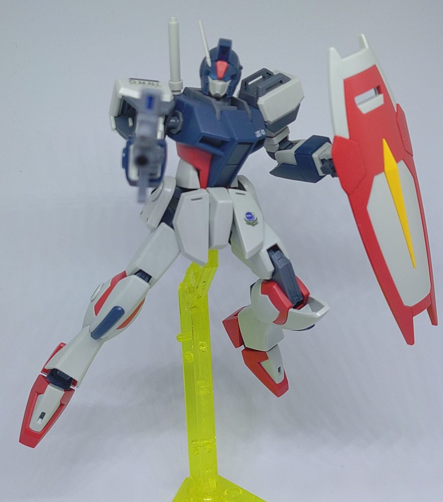 珍しくライフルスコープ部にシールが無いのでお手軽にラピーテープを貼っています(ボケてしまっています)放映当時よりストライクダガーと105ダガーをいつかニコイチして動くダガーにしようと揃えていたのですがこれでもうお蔵入りですね…